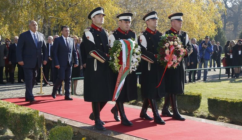 Министър-председателите Борисов и Заев положиха венци пред паметника на Борис Трайковски – президент на Македония в периода 1999-2004 г.