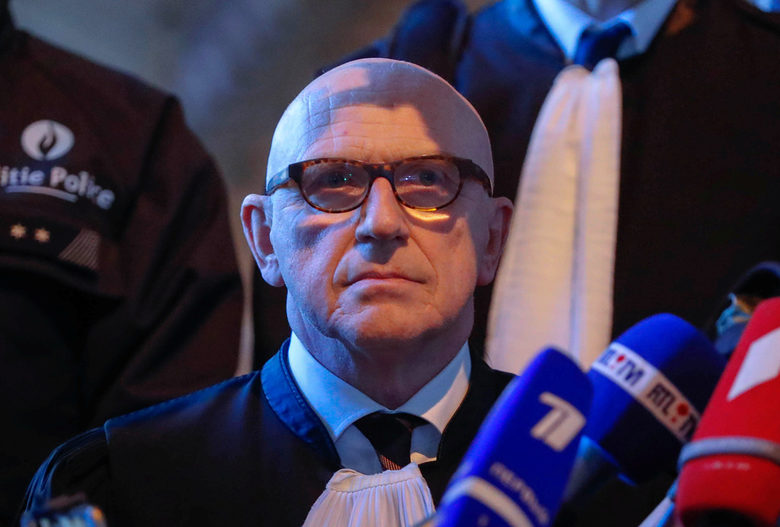 Адвокатът на Пучдемон Пол Бекарт говори пред медиите.