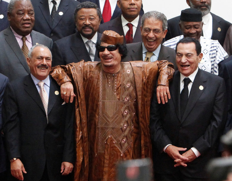Снимка от 2010 г., на която до Салех стоят бившият либийски лидер Муамар Кадафи и бившият президент Хосни Мубарак.