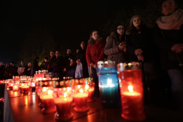 След залез слънце в западната част на Мостар хърватите се събраха да запалят свещ на един площад в чест на човека, който в техните очи е "генерал Праляк" и в никакъв случай военнопрестъпник, опитал се да извърши етническо прочистване срещу бошняците (босненските мюсюлмани) през 1993 и 1994 г., както отсъди международният трибунал, предадоха "Франс прес" и БТА.