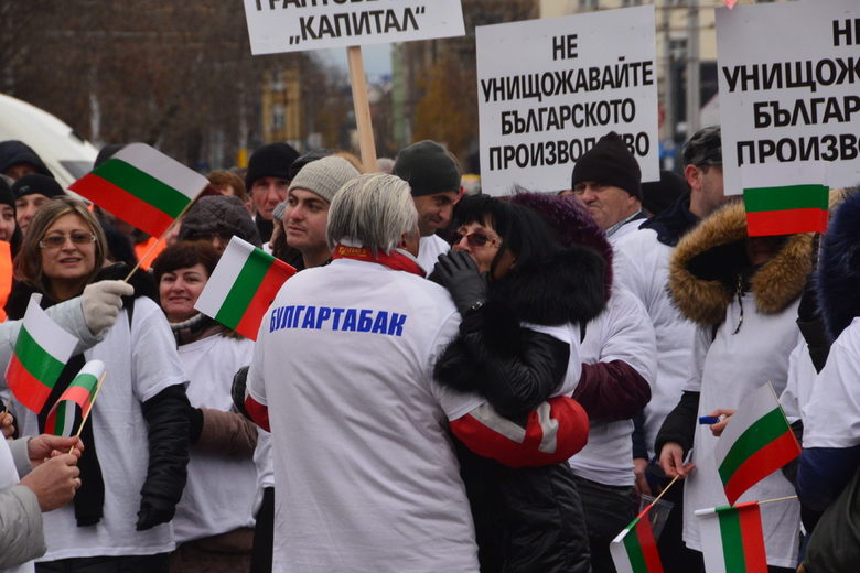 Автобуси докараха "спонтанно протестиращи" за "Булгартабак" в центъра на София (обновена в 11 ч.)
