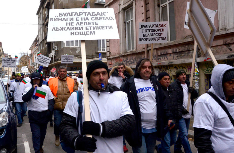 Част от протестиращите преминаха по ул. "Иван Вазов" и спряха за 20-ина минути пред редакцията на "Дневник" и "Капитал".