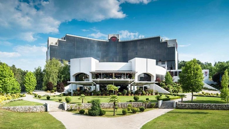 "Шератон" в Тирана е единственият 5-звезден хотел в страната.