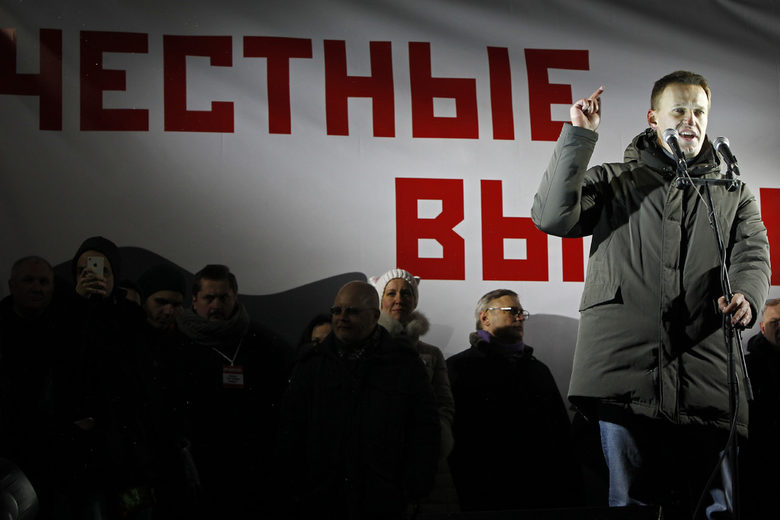 Опозиционният активист и основател на Фонда за борба с корупцията Алексей Навални на митинг през 2012 г. Според руската избирателна комисия Навални няма да бъде допуснат на изборите и ще може да се кандидатира за публични длъжности едва след 2029 г. Опозиционният активист и основател на Фонда за борба с корупцията Алексей Навални на митинг през 2012 г. Според руската избирателна комисия Навални няма да бъде допуснат на изборите и ще може да се кандидатира за публични длъжности едва след 2029 г.