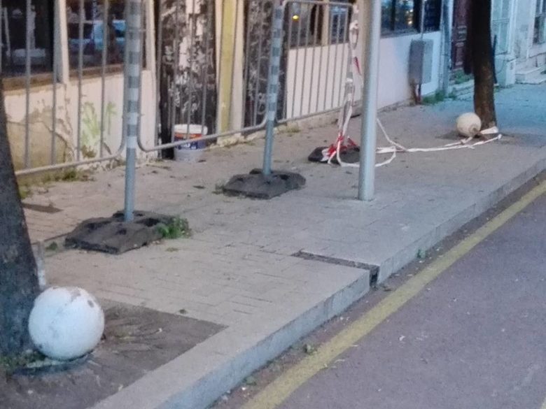 В продължение на месеци, ограничителите, платени с пари по програма "Регионално развитие" стояха захвърлени край уличното платно.