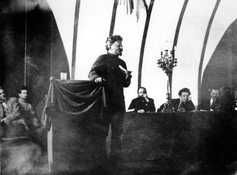Лев Троцки на заседание на Третия интернационал през 1921г. Тази организация, създадена по инициатива на болшевиките за износ на революция по цял свят, става основен източник на ВЧК за вербуване на шпиони зад граница.