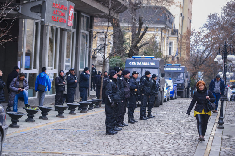 Граждани протестираха пред БНТ срещу отразяването на протеста за Пирин