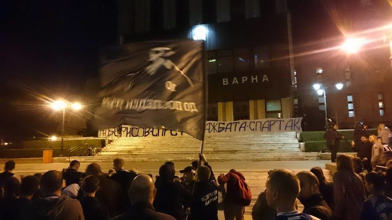 През ноември фенове на Футболен клуб "Спартак Варна" протестираха пред сградата на кметството в града и поискаха помощ от премиера Борисов.