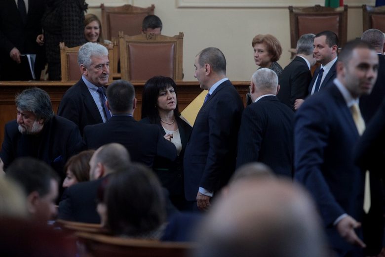 Отсъствието на Борисов от дебатите по вота на недоверие разгневи БСП (обновена) Отсъствието на Борисов от дебатите по вота на недоверие разгневи БСП (обновена)