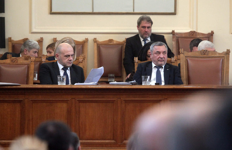 Вицепремиерът Валери Симеонов обяви, че Корнелия Нинова е "политическата Анита Мейзер" Вицепремиерът Валери Симеонов обяви, че Корнелия Нинова е "политическата Анита Мейзер"