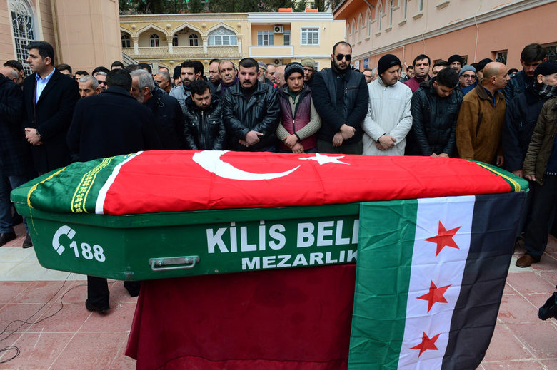 Знамената на Турция и на сирийската опозиция върху ковчега на сириец, убит при обстрел, дошъл от района на Африн в турския граничен град Килис.