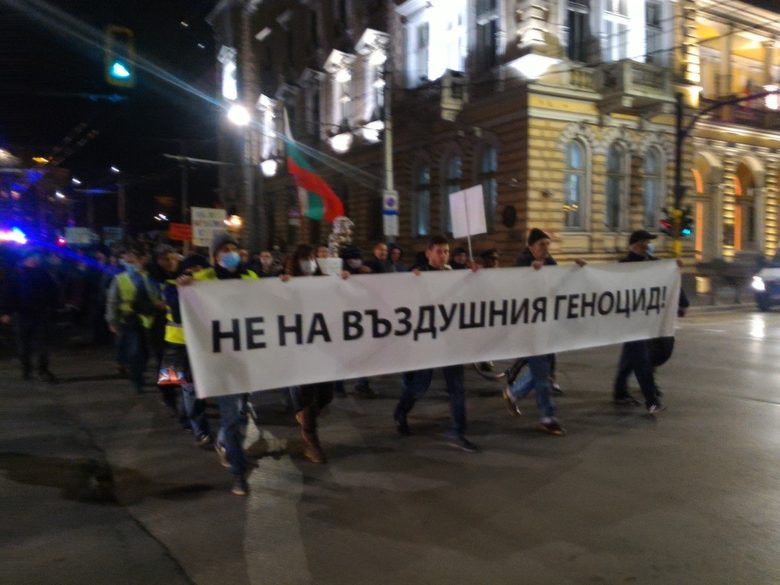 Жители на 3 квартала протестираха срещу токсичния въздух в София