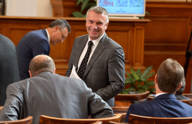 Под отвореното писмо стоят имената на съпредседателя Джевдет Чакъров, следван от Джейхан Ибрямов (на снимката), Севим Али, Ализан Яхова, Валентин Тончев, Анджей Джандев, Едис Даудов и др.