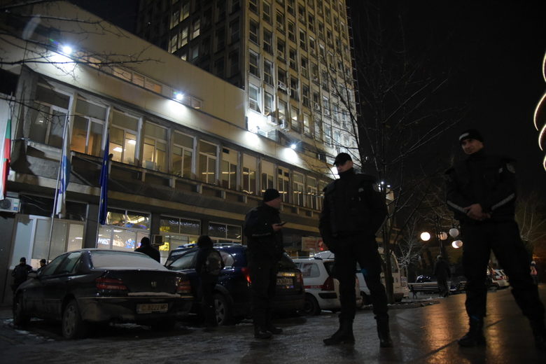 Протестиращи поискаха оставката на Кошлуков и обещаха всеки ден да се събират пред сградата на БНТ Протестиращи поискаха оставката на Кошлуков и обещаха всеки ден да се събират пред сградата на БНТ