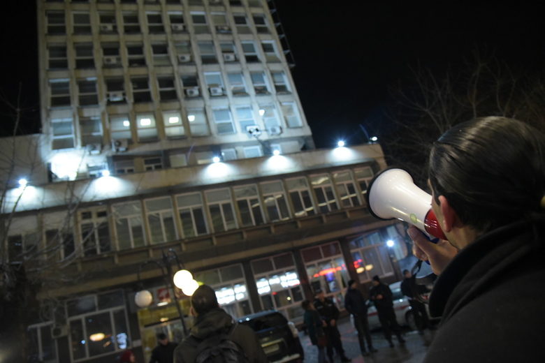 Протестиращи поискаха оставката на Кошлуков и обещаха всеки ден да се събират пред сградата на БНТ Протестиращи поискаха оставката на Кошлуков и обещаха всеки ден да се събират пред сградата на БНТ