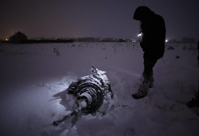 Отломките от самолета се оказаха разпръснати в радиус от километър разстояние на покрито със сняг поле. Отломките от самолета се оказаха разпръснати в радиус от километър разстояние на покрито със сняг поле.