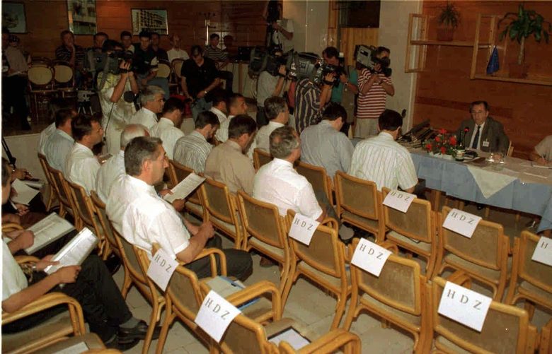 От HDZ говорят за "нечестни избори" в Мостар още от 1996 г. Тогава те бойкотират първото в мирно време заседание на градския съвет - столовете им остават празни.