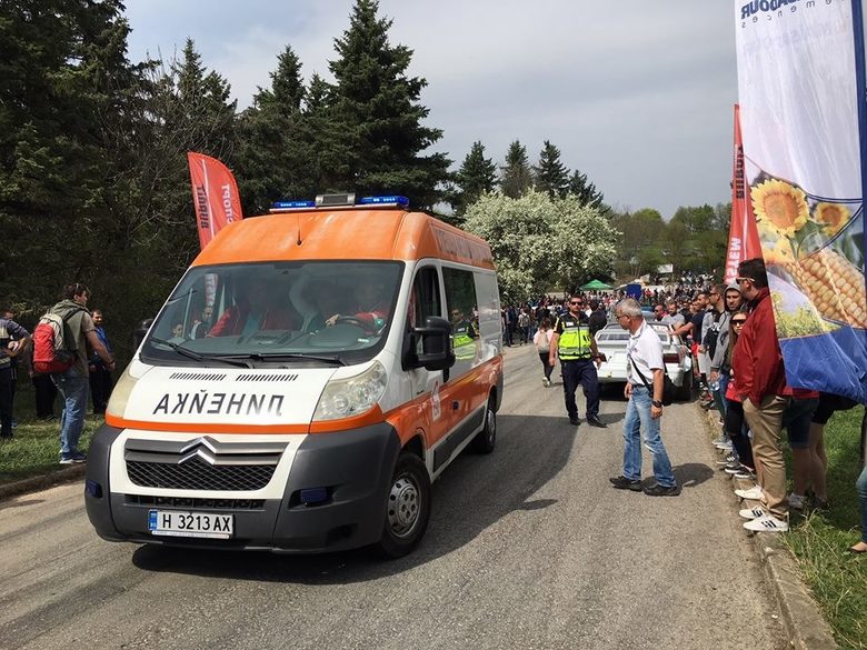 Състезателна кола се вряза в публиката в Шумен, шестима са пострадали