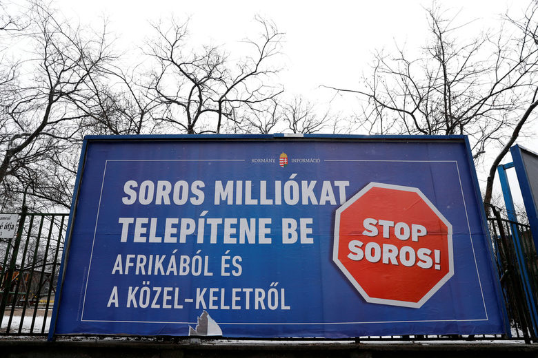 Билборд от кампанията на управляващите преди изборите с надпис "Сорос иска да трансплантира милиони от Африка и Близкия изток".