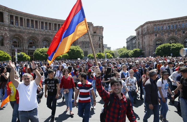Протест на опозицията спря трафика в Ереван и блокира пътя към летището (допълнена)