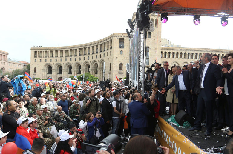 Пашинян пред поддръжници в Ереван, след като беше избран за премиер.