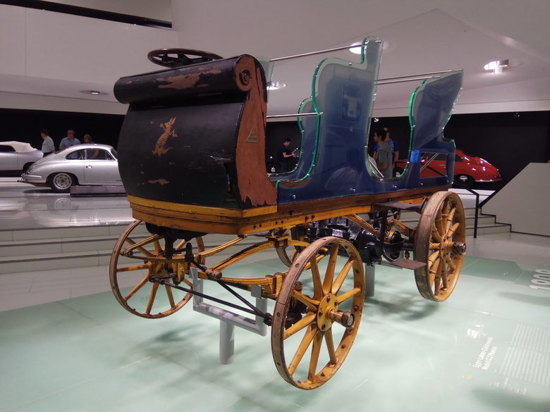 На 23 години Фердинад Порше създава първият си автомобил - Egger-Lohner C.2З Phaeton или P1, който се задвижва от ток. Годината е 1898-ма, а колата може да измине до 80 километра с един заряд. Максималната скорост е 35 км/ч.