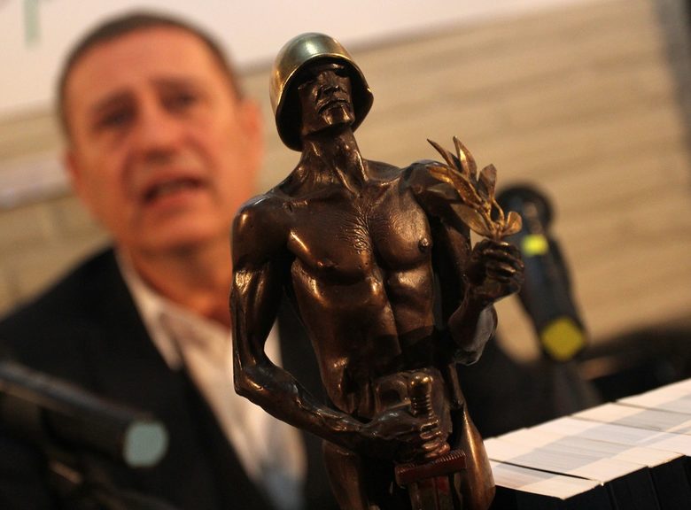 Васил Михайлов получава "Аскеер" за цялостен принос в театралното изкуство Васил Михайлов получава "Аскеер" за цялостен принос в театралното изкуство