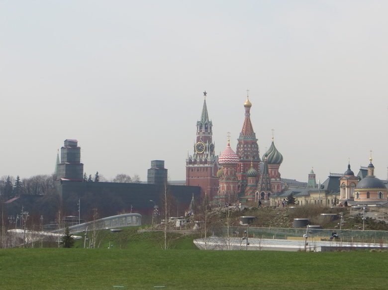 Паркът "Зарядие", с изглед към Кремъл