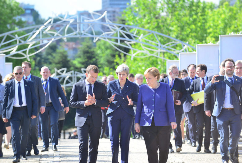 Еманюел Макрон, Тереза Мей и Ангела Меркел <a href="https://www.dnevnik.bg/photos/snimka_na_denia/2018/05/17/3180060_snimka_na_denia_mei_makron_i_merkel_na_mosta_na/" target="_blank">на Моста на влюбените</a>