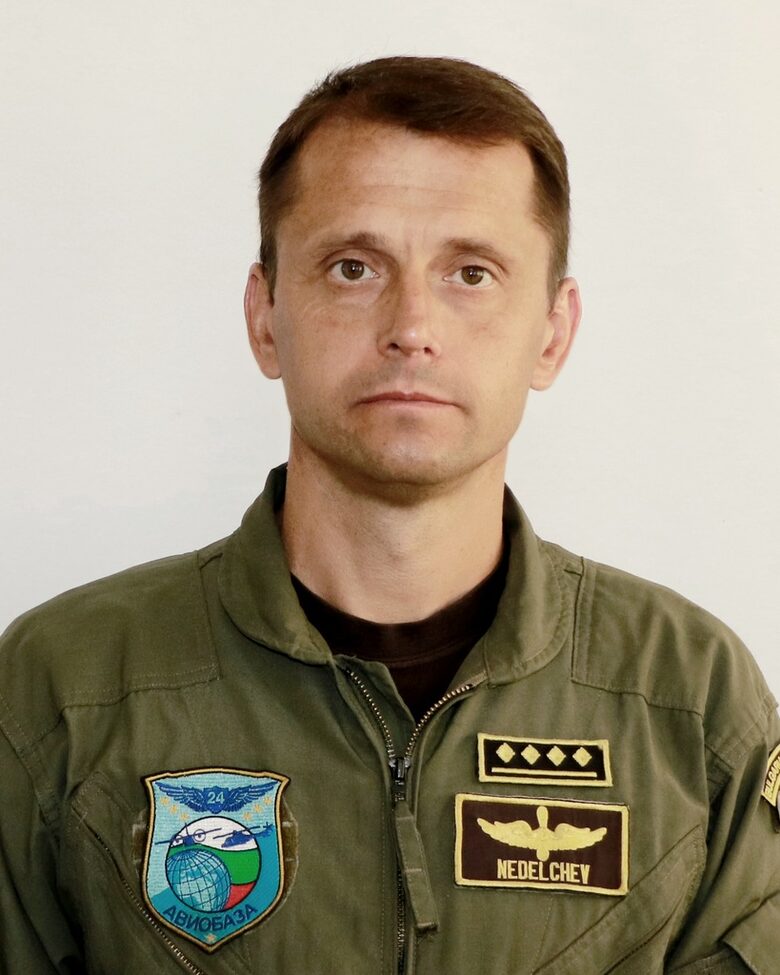 Вторият пилот капитан Стоян Неделчев. Вторият пилот капитан Стоян Неделчев.