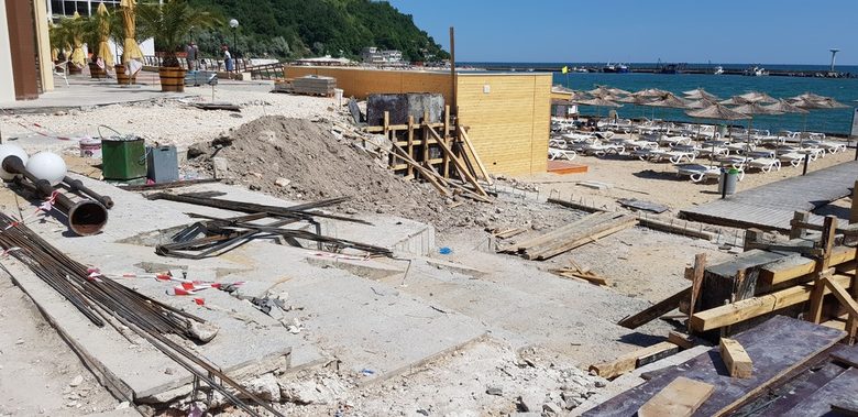 С мотива за "облагородяване" на крайбрежната зона на Каварна беше разрушен амфитеатър, построен с пари по проекта "Красива България"