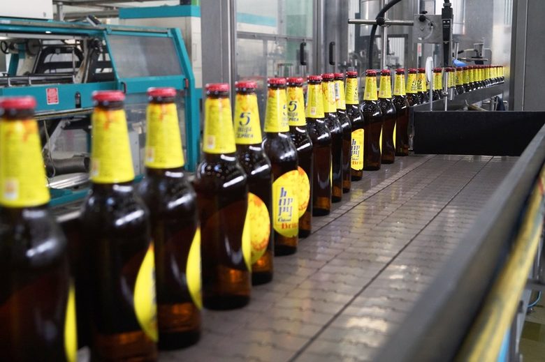 В процес на бутилиране е най-новият продукт на пивоварната - бирата Hoppy Blond, разработена специално за това лято.