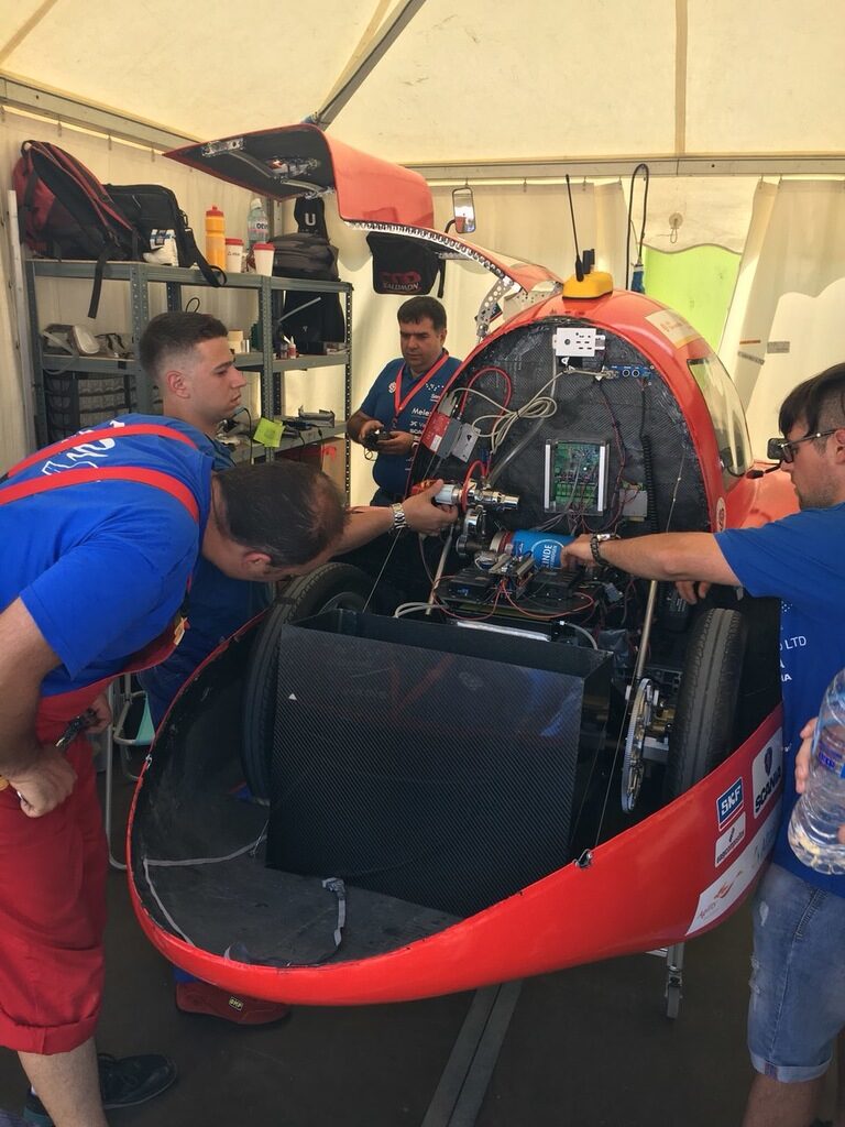 Екипът на столичния Технически университет проверява автомобила си.