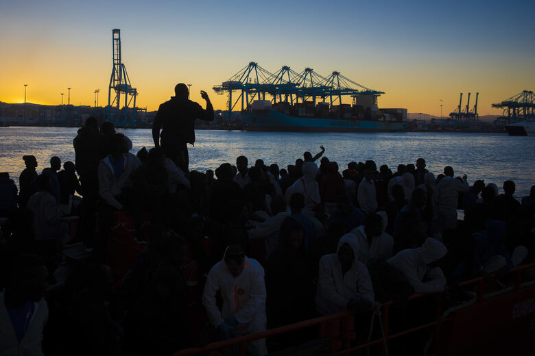 Мигранти, превозвани от испанската брегова охрана, се приближават към пристанището на Алхесирас, Испания. Мигранти, превозвани от испанската брегова охрана, се приближават към пристанището на Алхесирас, Испания.