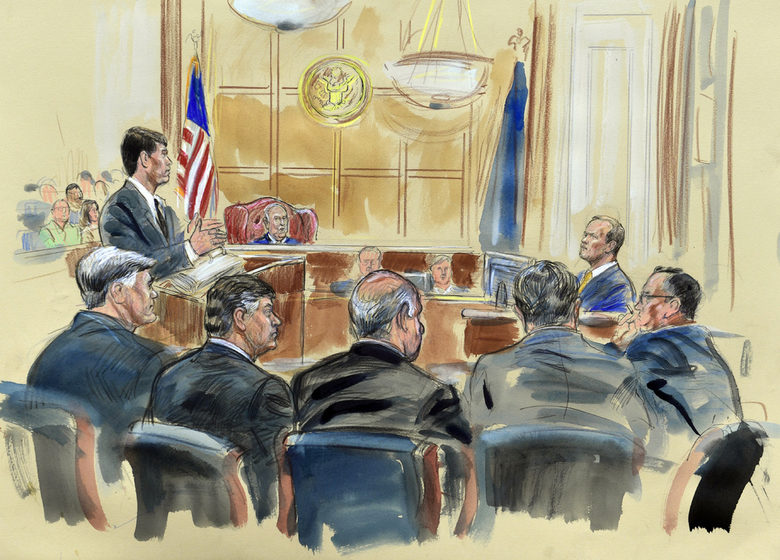Рик Гейтс (вдясно) свидетелства срещу Пол Манафорт (вторият отляво сред седналите мъже).