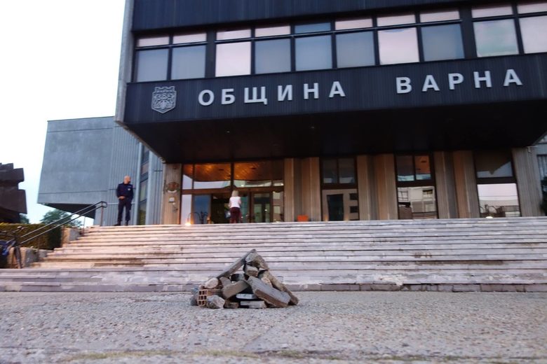 Малката грамада, струпана пред срадата на общината вчера, е била премахната рано тази сутрин. Малката грамада, струпана пред срадата на общината вчера, е била премахната рано тази сутрин.
