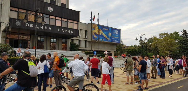 Над 100 протестиращи се събраха тази вечер пред сградата на варненската Община, за да протеситират срещу безнаказаното неспазване на правилата за движение по пътищата.
