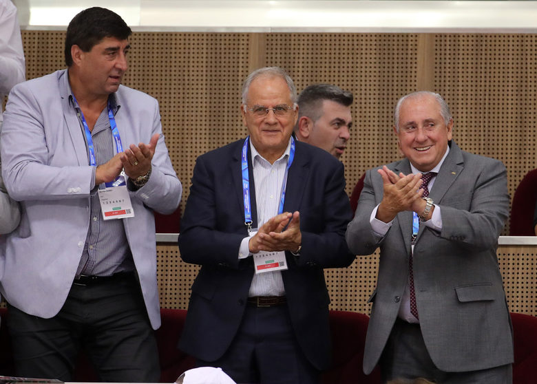 Президентът на FIVB Ари Граса (вдясно) до президента на българската федерация Данчо Лазаров