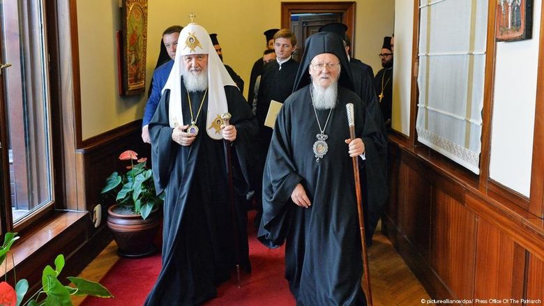 Руският (вляво) и Вселенският патриарх - прогнозите са, че Московската патриаршия ще използва решението от 11 октомври за пълно замразяване или скъсване на отношенията с Константинополската патриаршия.