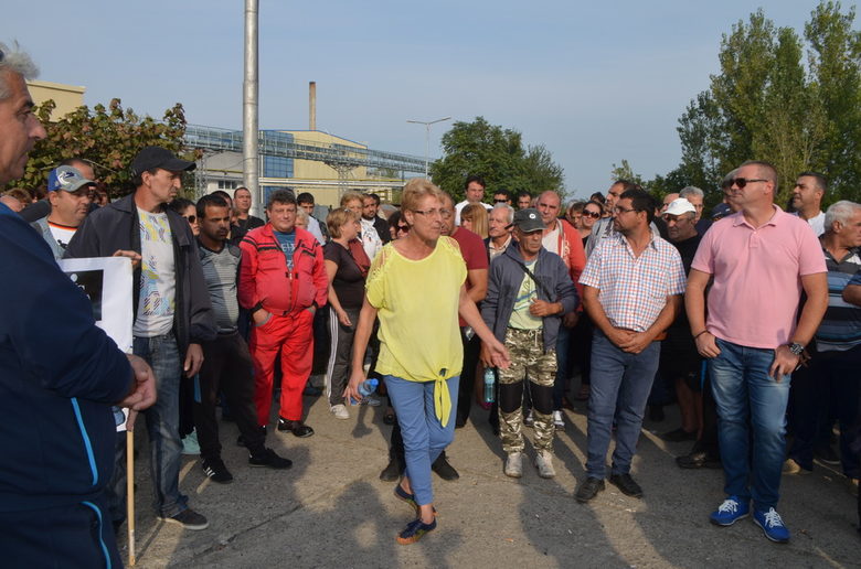 Протестиращите от "Винпром Карнобат" заплашват с гражданско неподчинение