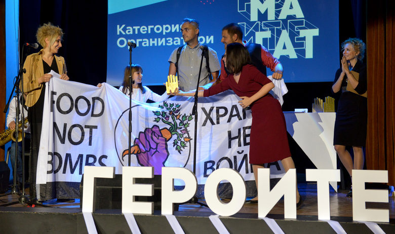 Самоорганизираният солидарен клуб от доброволци "Храна - не война"