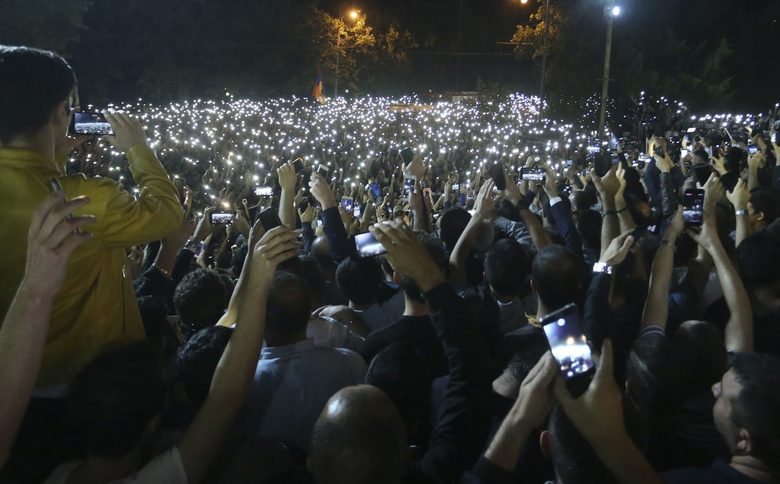 Хиляди протестираха в Армения, за да подкрепят плана на премиера за нови избори