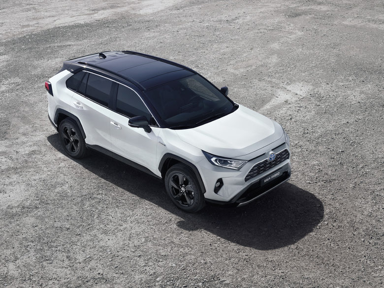 Серийно хибридните версии на RAV4 са решени в два цвята. Серийно хибридните версии на RAV4 са решени в два цвята.