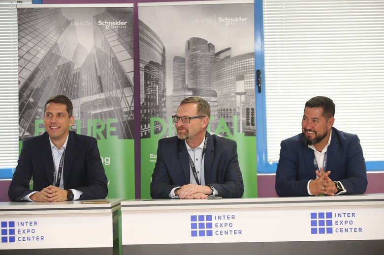 Oт ляво надясно - Йонуц Фаркаш, регионален мениджър на Schneider Electric за България, Албания, Македония и Косово; Петр Херман, регионален директор за Югоизточна Европа на Schneider Electric; Петър Дивитаков, маркетинг директор на Schneider Electric за България, Албания, Македония и Косово