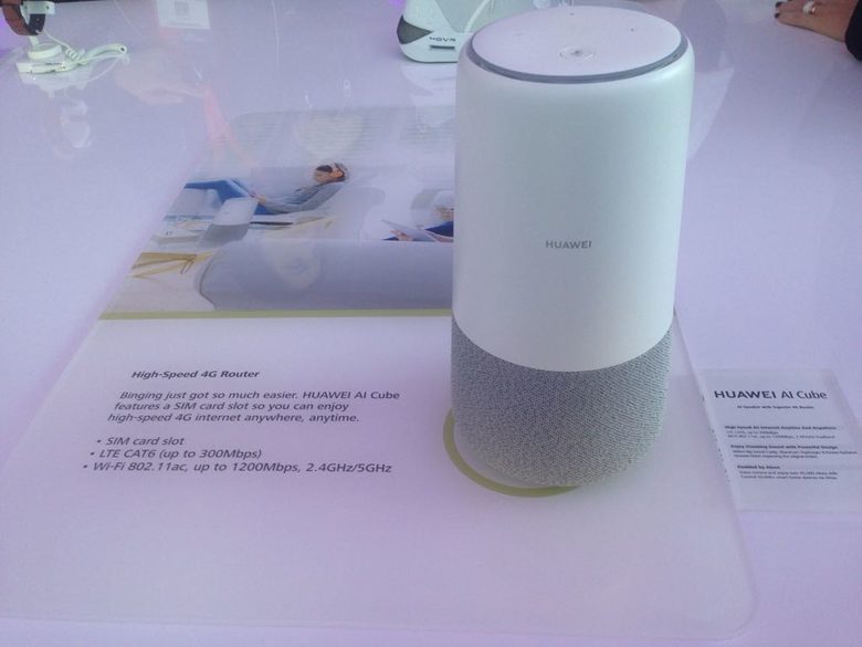 "Умната" колонка Huawei AI Cube, която ползва виртуалния асистент "Алекса", бе сред устройствата, които привличаха повече посетители на изложението.