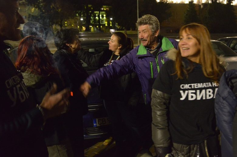 Майки на деца с увреждания и техни поддръжници се събраха пред Министерския съвет с възгласи "Победа".
