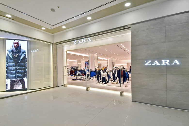 Магазинът на ZARA в PLOVDIV PLAZA е с внушителната площ от 3750 кв. м и е най-големият в страната. Магазинът на ZARA в PLOVDIV PLAZA е с внушителната площ от 3750 кв. м и е най-големият в страната.