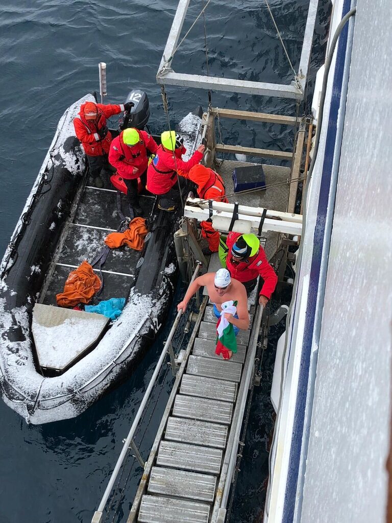 Петър Стойчев стана шампион по плуване в ледените води на Антарктида