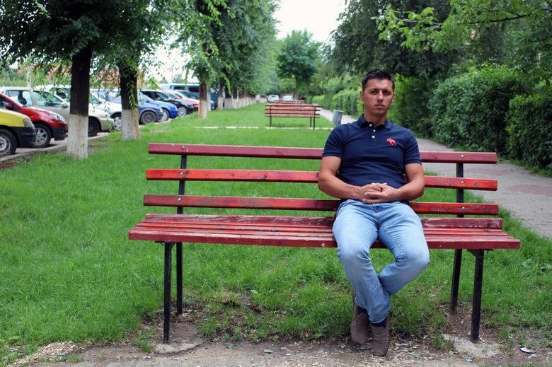 Петрика Манолаки седи на пейка в Яш. Манолаки съди държавата за обезщетение след като, по думите му, несправедлива присъда съсипва живота му.