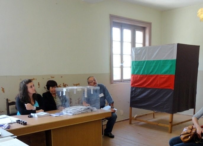 Традицията за гласуване зад перде е поне от времената, когато бюлетините ни чакаха в "тъмната стаичка" и от един вид – червени.